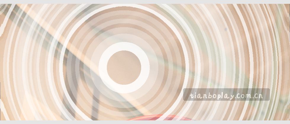 一位用户轻触手机屏幕，数据化作锁链环绕，悄然守护她的数字世界。